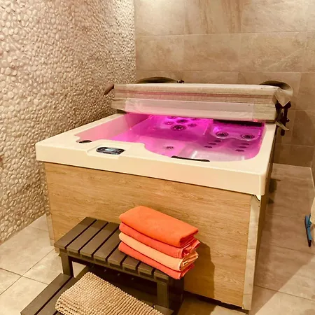 Casa Olivia, Luxurious With Sauna And Jacuzzi Ferienhaus